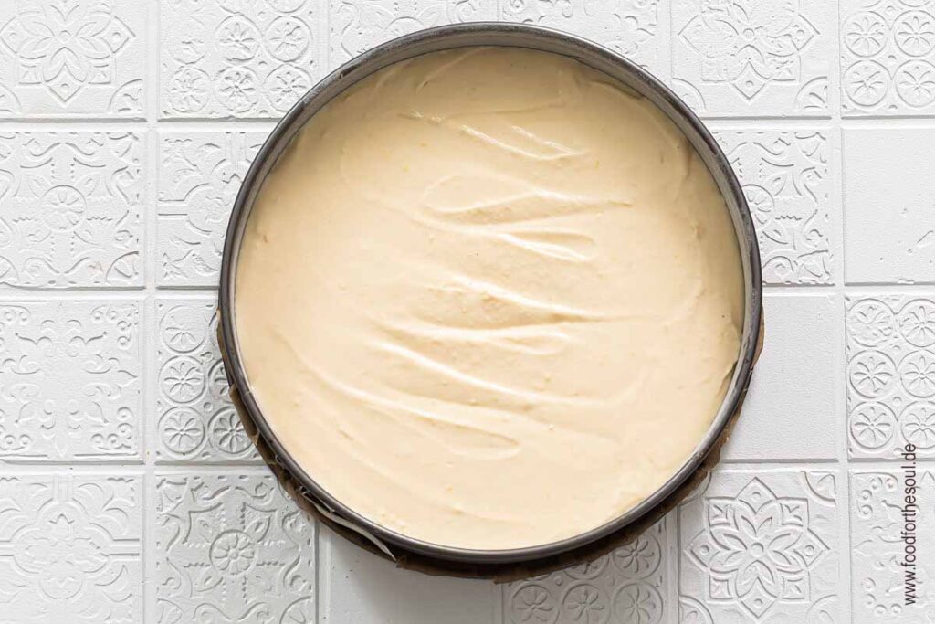 Teig für Quarkkuchen ohne Boden mit Grieß in eine Springform füllen - Schritt 7