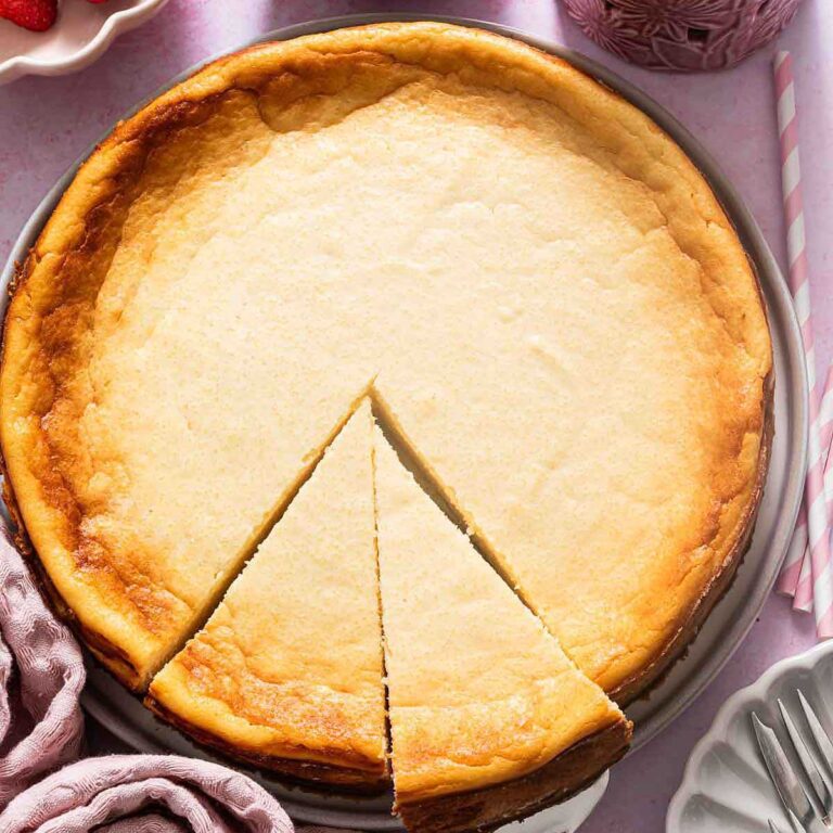 Quarkkuchen ohne Boden mit Grieß mit zwei abgeschnittenen Stücken