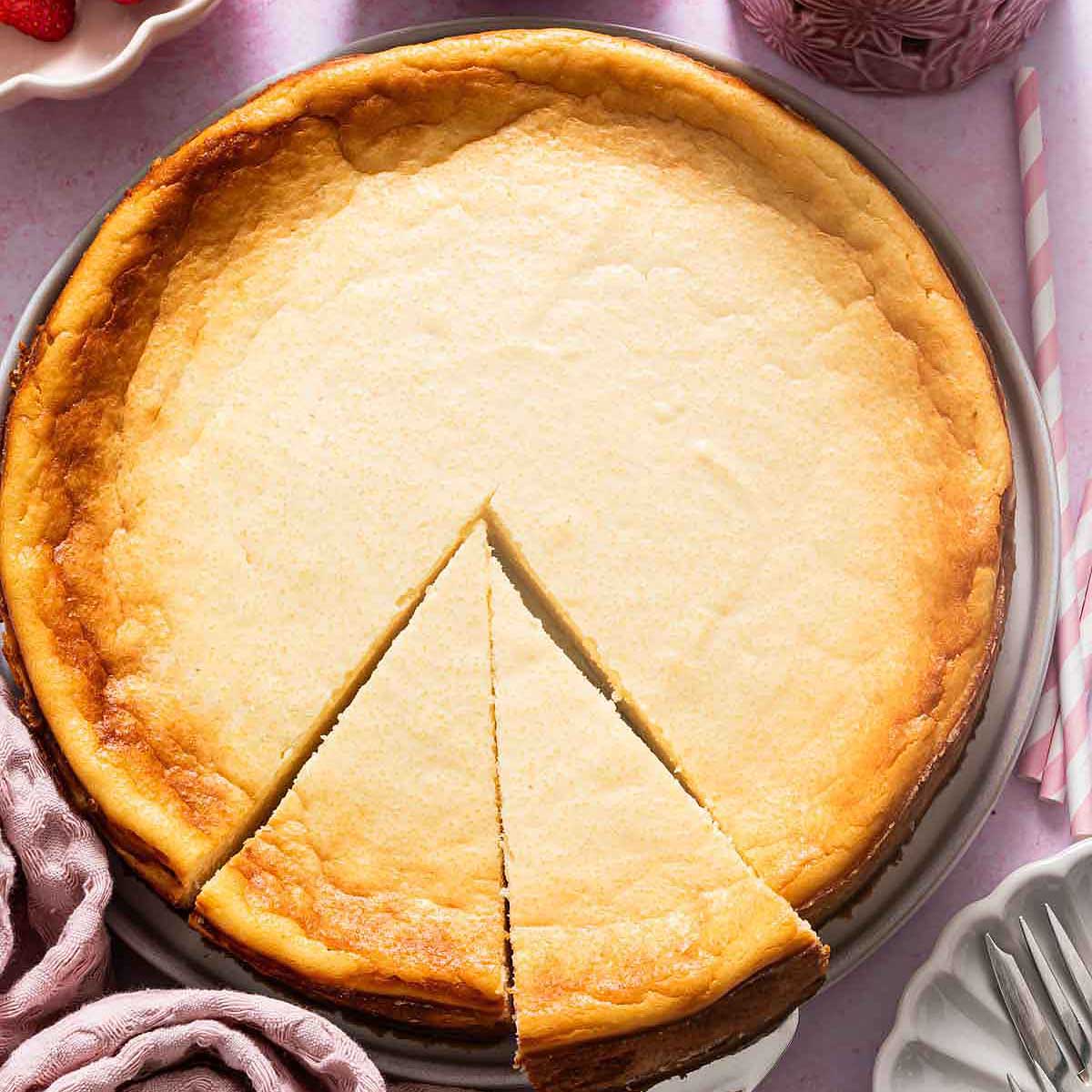 Quarkkuchen ohne Boden mit Grieß mit zwei abgeschnittenen Stücken