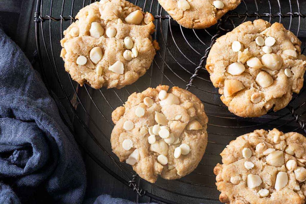 Subway Cookies mit Macadamia und weißer Schokolade auf einem Abkühlgitter