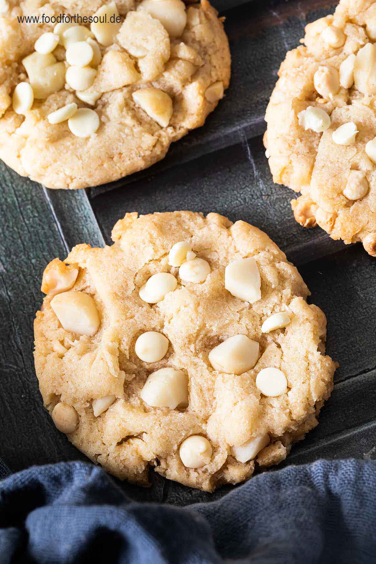 Subway Cookies mit Macadamianüssen und weißer Schokolade