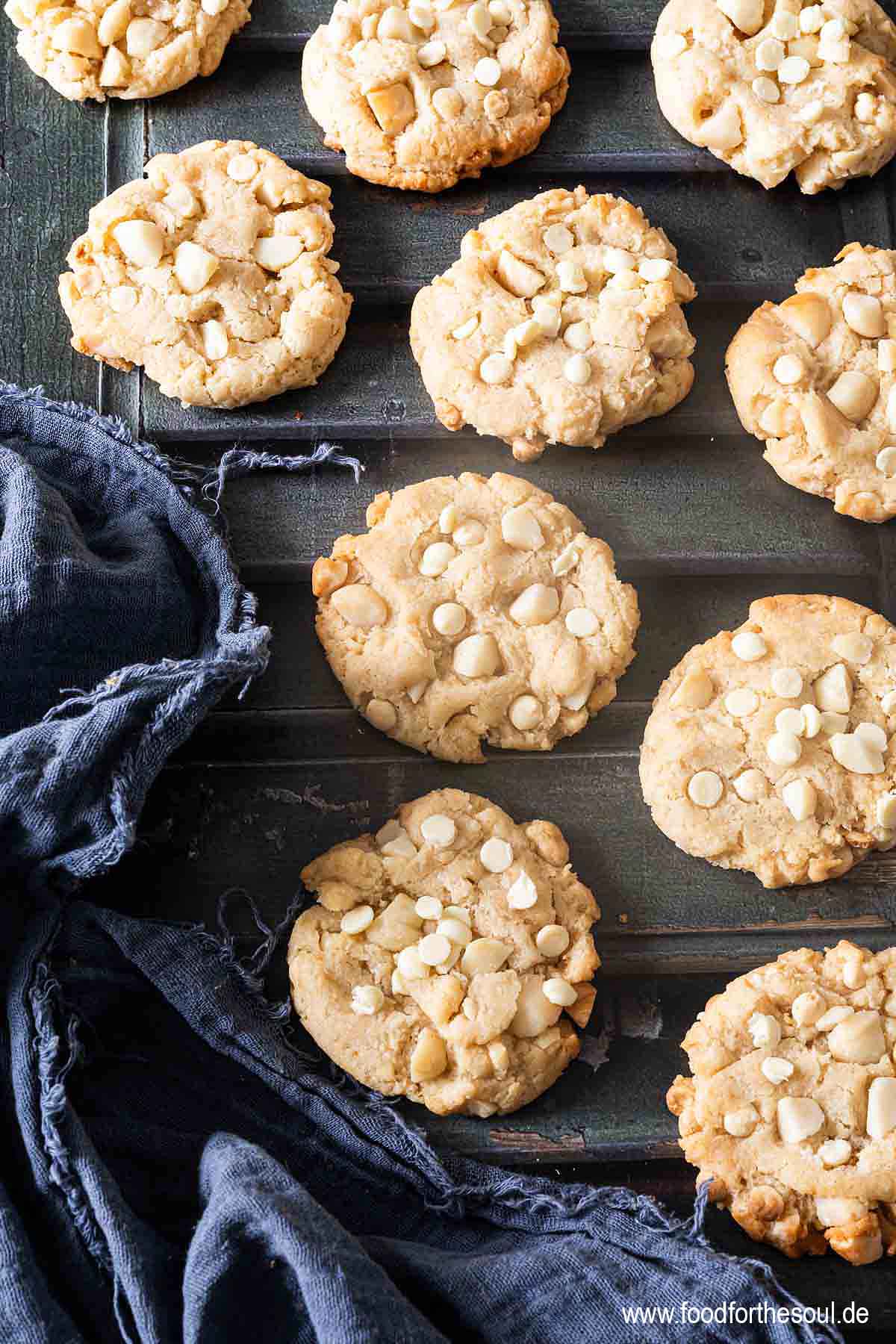 Subway Cookies mit Macadamia und weißer Schokolade, daneben ein Tuch
