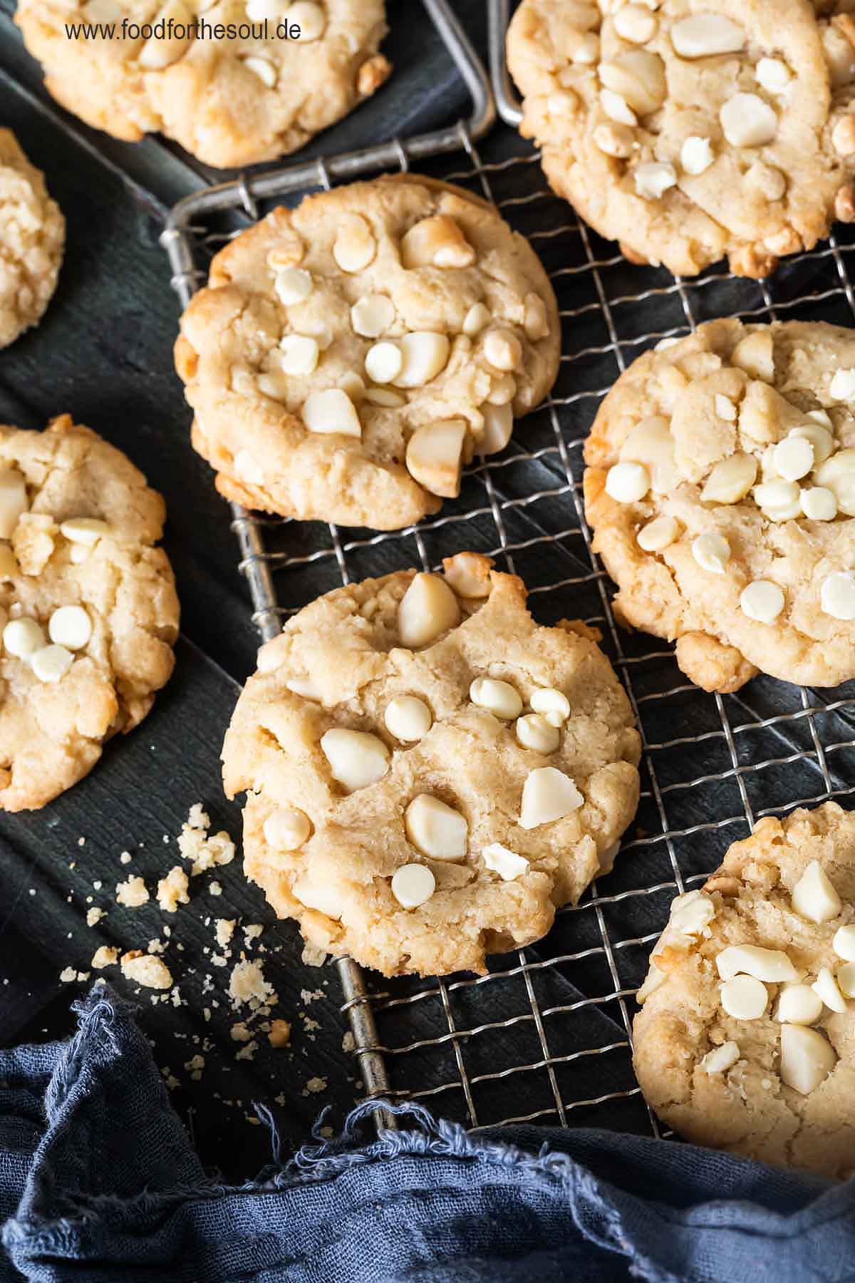 Subway Cookies mit Macadamia & White Chocolate auf einem Abkühlgitter