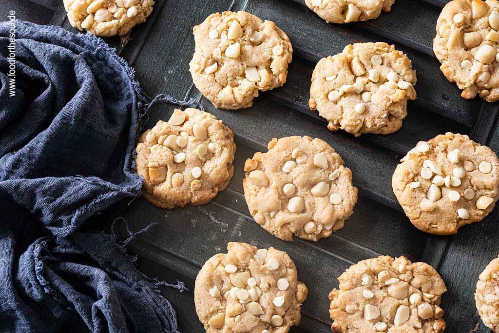 Subway Cookies mit Macadamia und weißer Schokolade, daneben ein Tuch