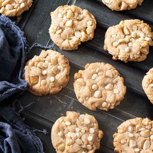 Subway Cookies mit Macadamia und weißer Schokolade, daneben ein Tuch