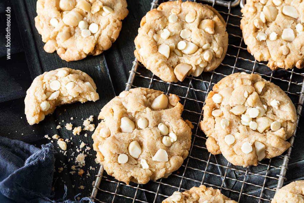 Subway Cookies mit Macadamia und weißer Schokolade auf einem Abkühlgitter