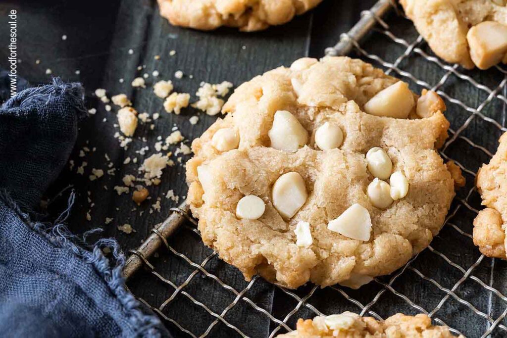 Subway Cookies mit Macadamia und weißer Schokolade auf einem Abkühlgitter