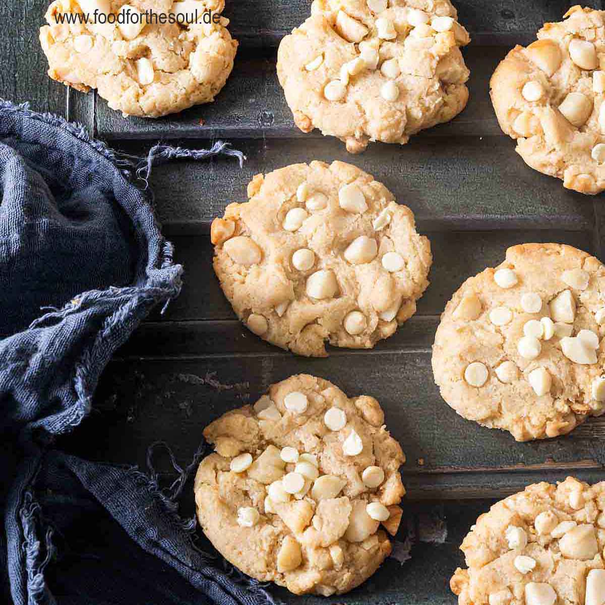 Subway Cookies mit Macadamia und weißer Schokolade, daneben ein Tuch