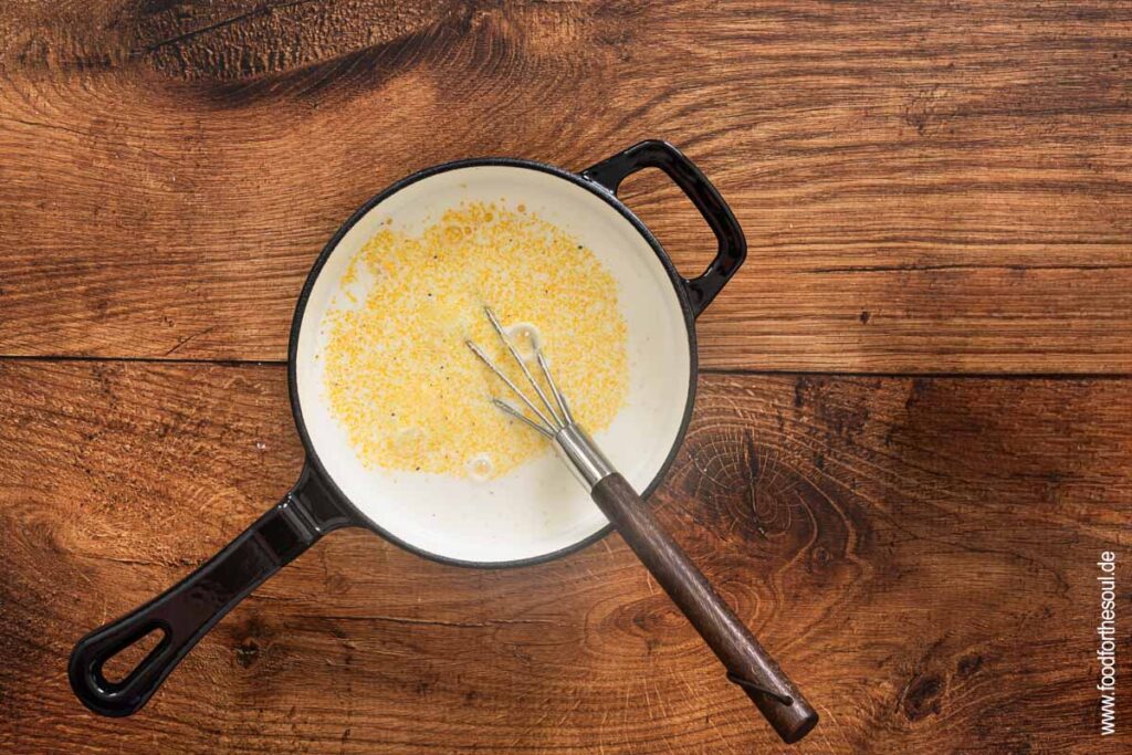 Kochen von süßer Polenta in einem Stieltopf - Schritt 2