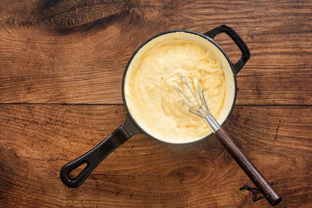 Kochen von süßer Polenta in einem Stieltopf - Schritt 3