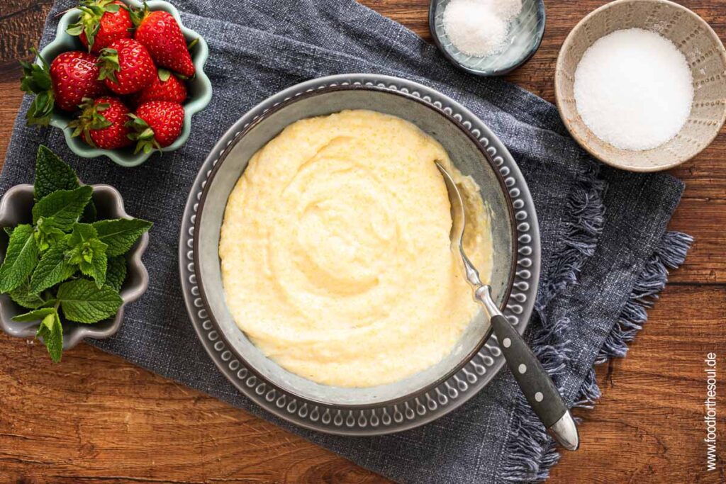 Süße Polenta mit Erdbeeren und MInze garnieren - Schritt 5