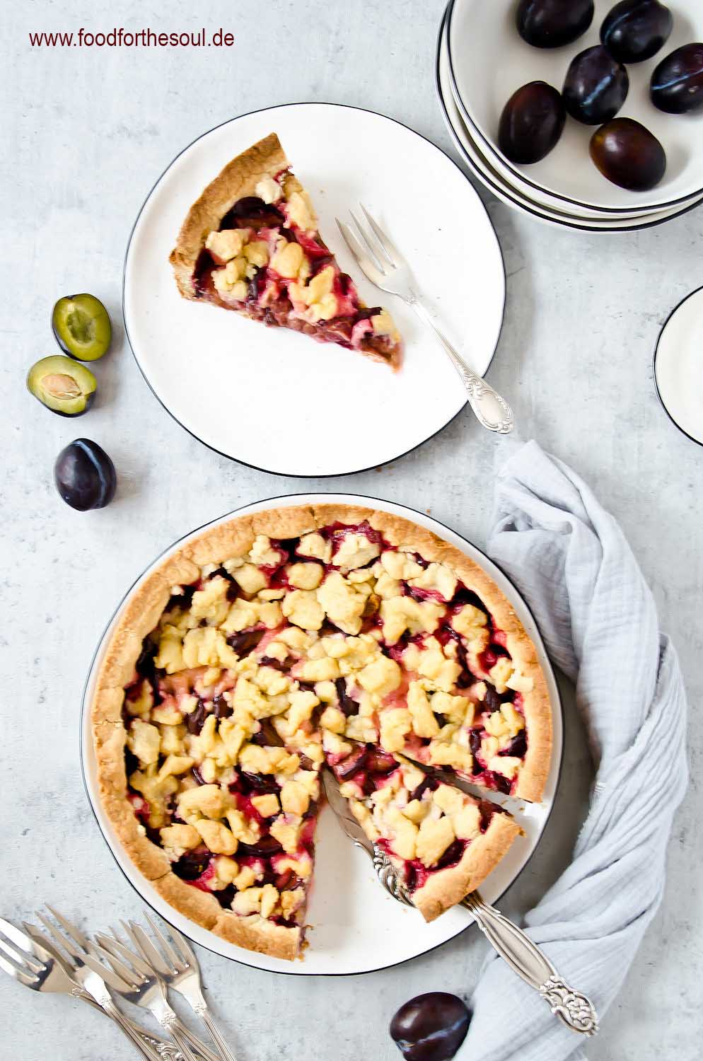 Omas Zwetschgenkuchen mit Streusel auf Mürbeteig auf einem Kuchenteller