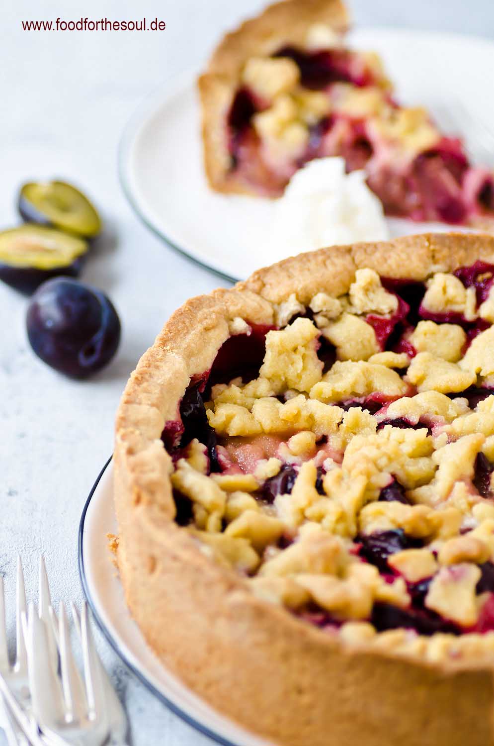 Omas Zwetschgenkuchen mit Streusel auf Mürbeteig auf einem Kuchenteller