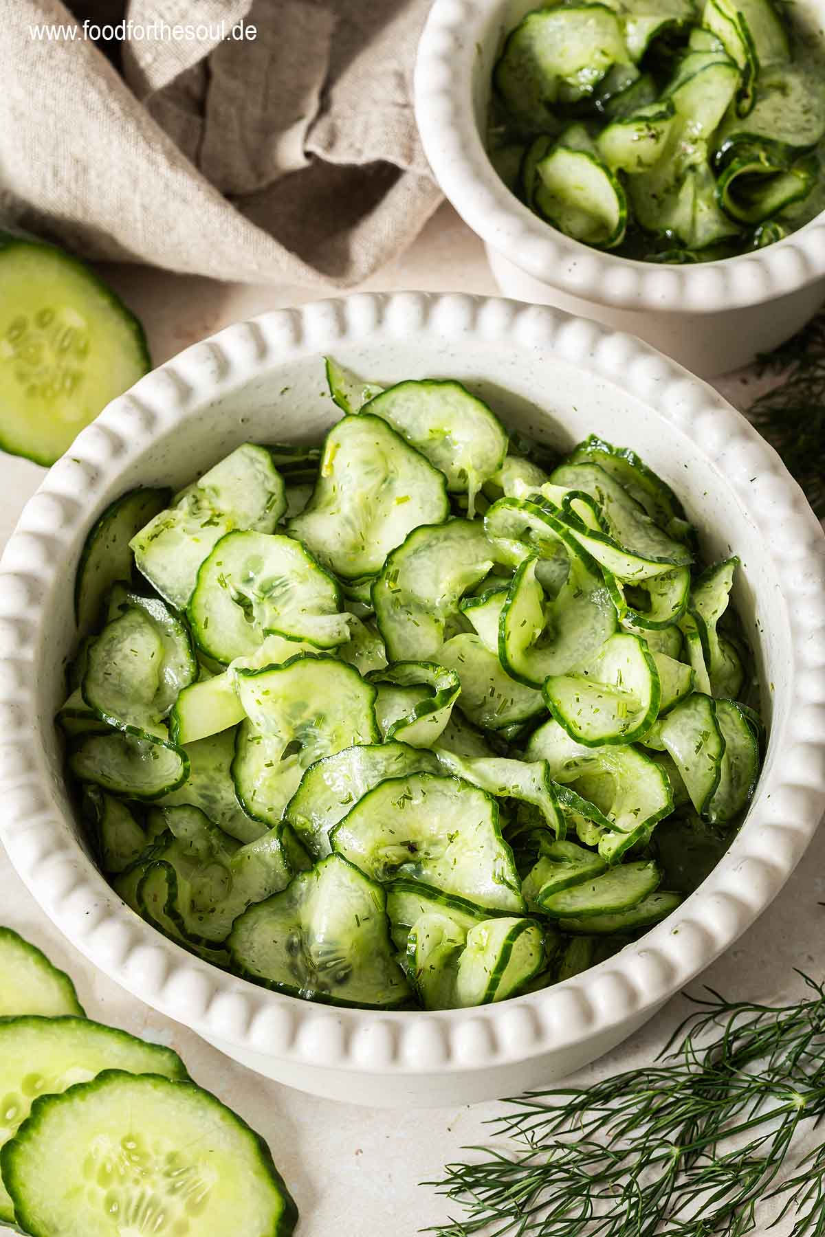 Omas Gurkensalat angerichtet in einer Salatschüssel