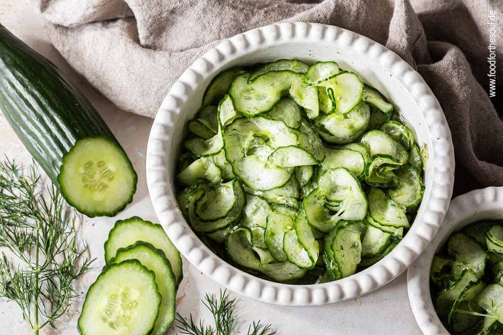 Omas Gurkensalat angerichtet in einer Salatschüssel