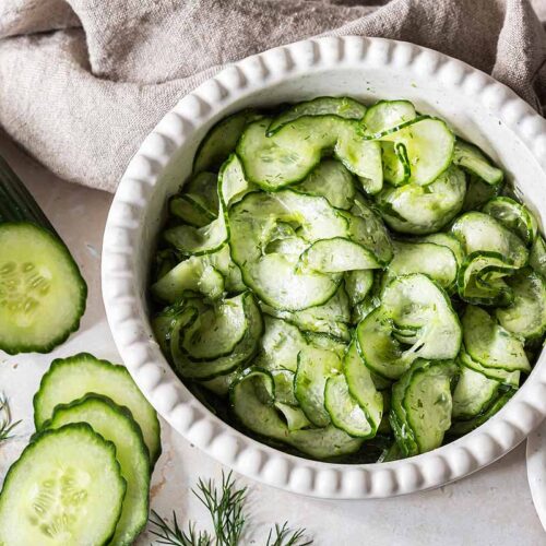 Omas Gurkensalat angerichtet in einer Salatschüssel