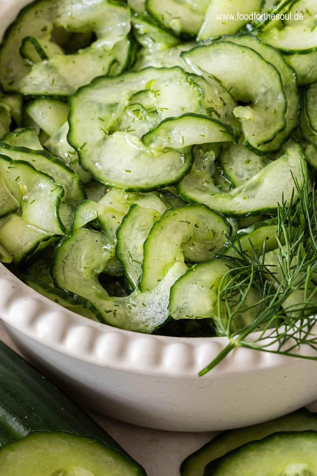 Omas Gurkensalat angerichtet in einer Salatschüssel