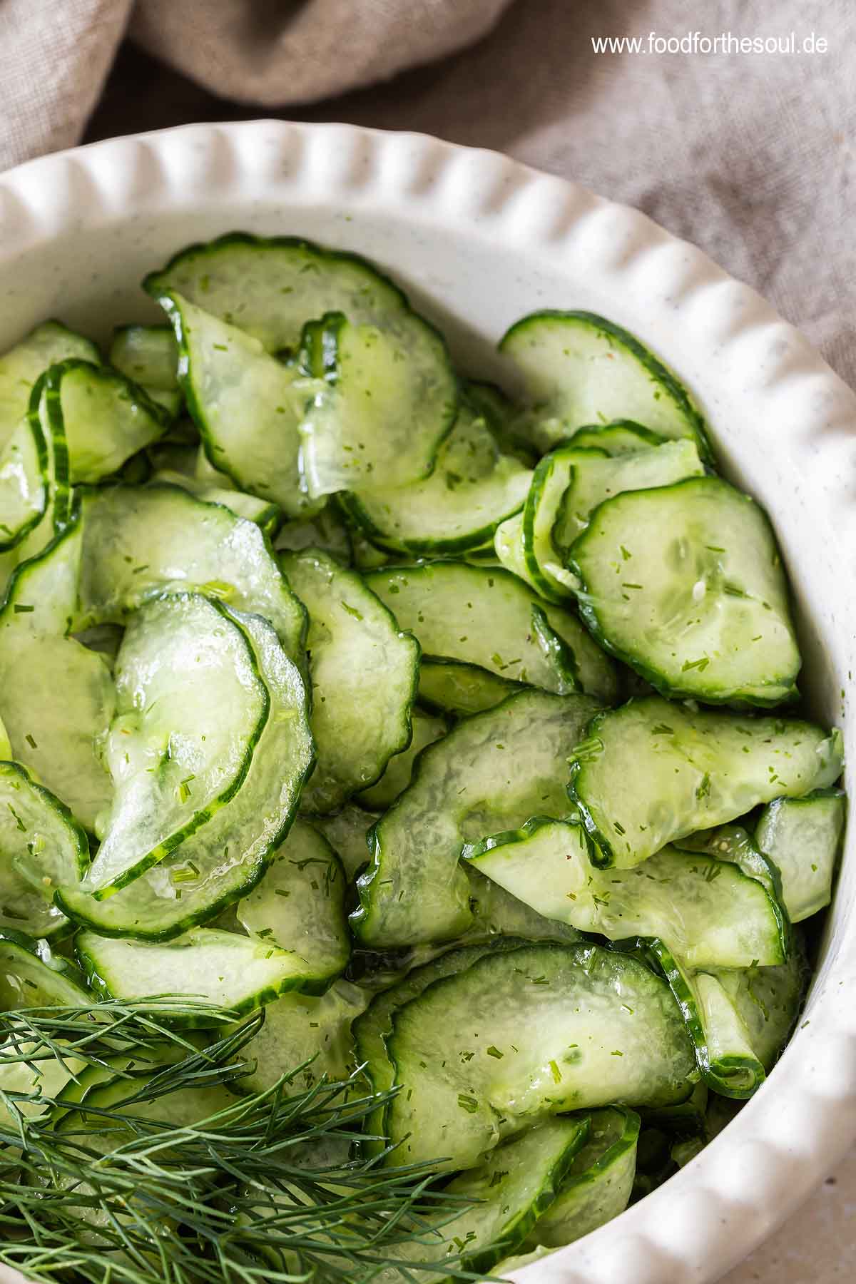 Omas Gurkensalat angerichtet in einer Salatschüssel