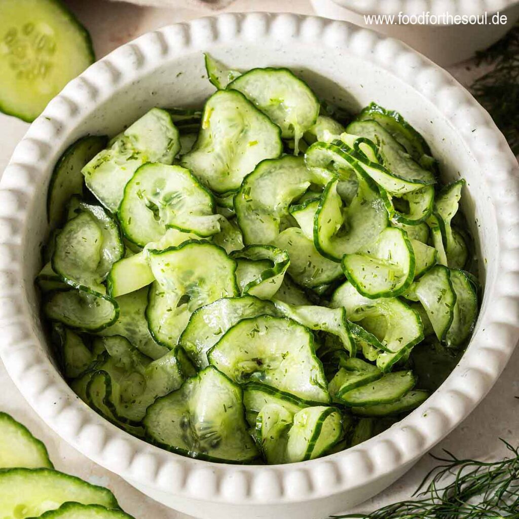 Omas Gurkensalat angerichtet in einer Salatschüssel