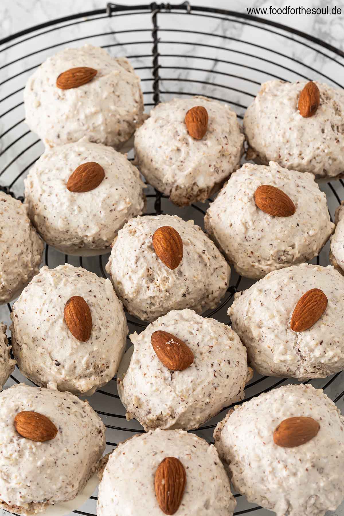 Goldbraune Plätzchen aus Omas Mandelmakronen Rezept auf einem Gitterrost abkühlend