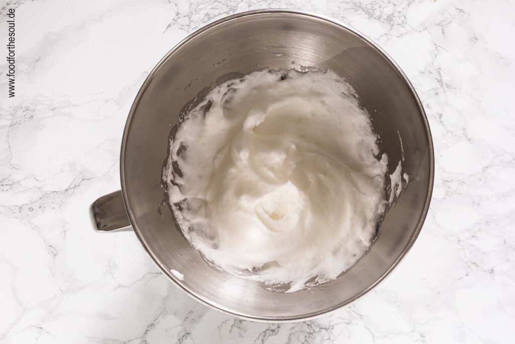Eischnee für Omas Mandelmakronen in einer Rührschüssel