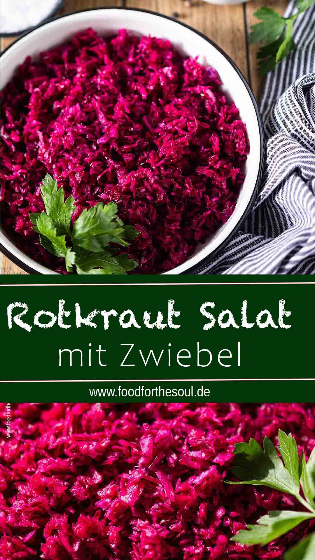 Omas schneller Rotkrautsalat mit Zwiebeln in einer Schüssel garniert mit Petersilie