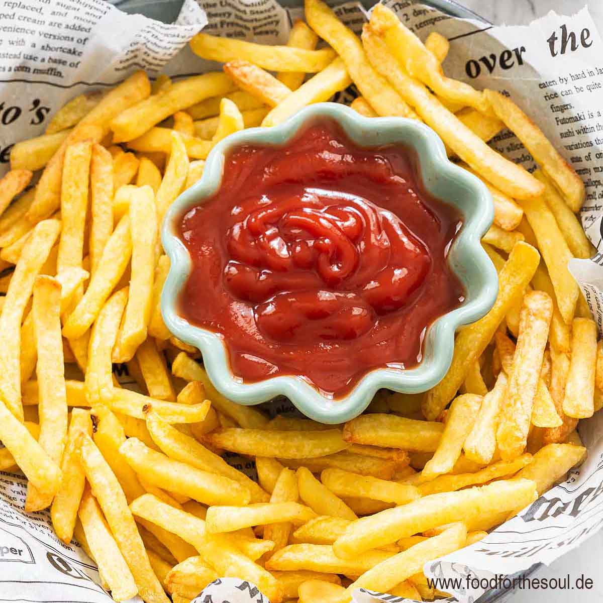 TK Pommes aus dem Airfryer in einer Schale angerichtet mit Ketchup
