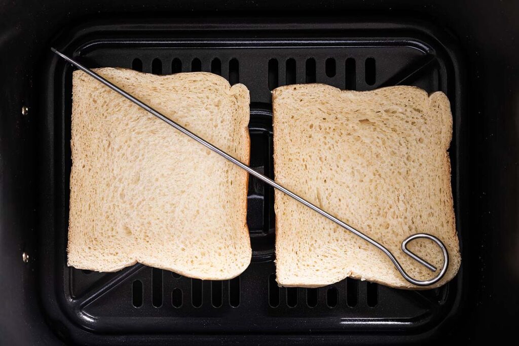 Toastbrot im Airfryer beschweren mit Schaschlikspieß aus Metall