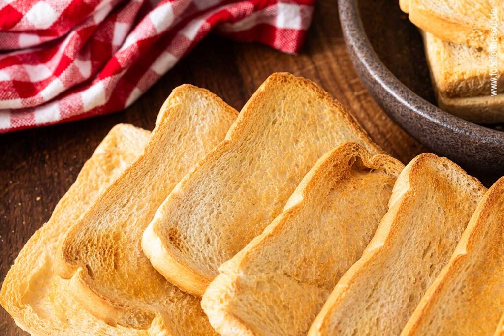 Mehrere Scheiben Toastbrot in der Heißluftfritteuse getoastet