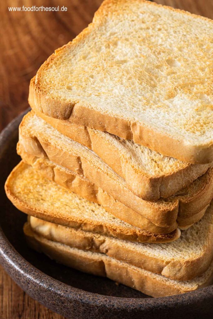 Toastbrot iin der Heißluftfritteuse getoastet und in einer Schale gestapelt