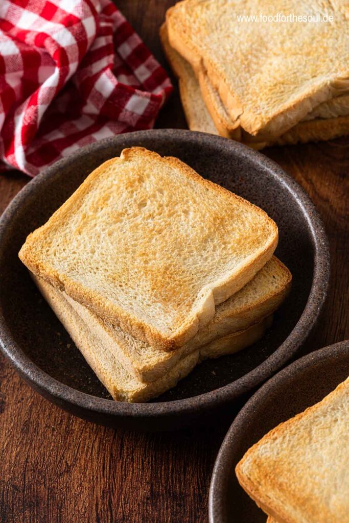 Toastbrot iim Airfryer getoastet und in einer Schale gestapelt