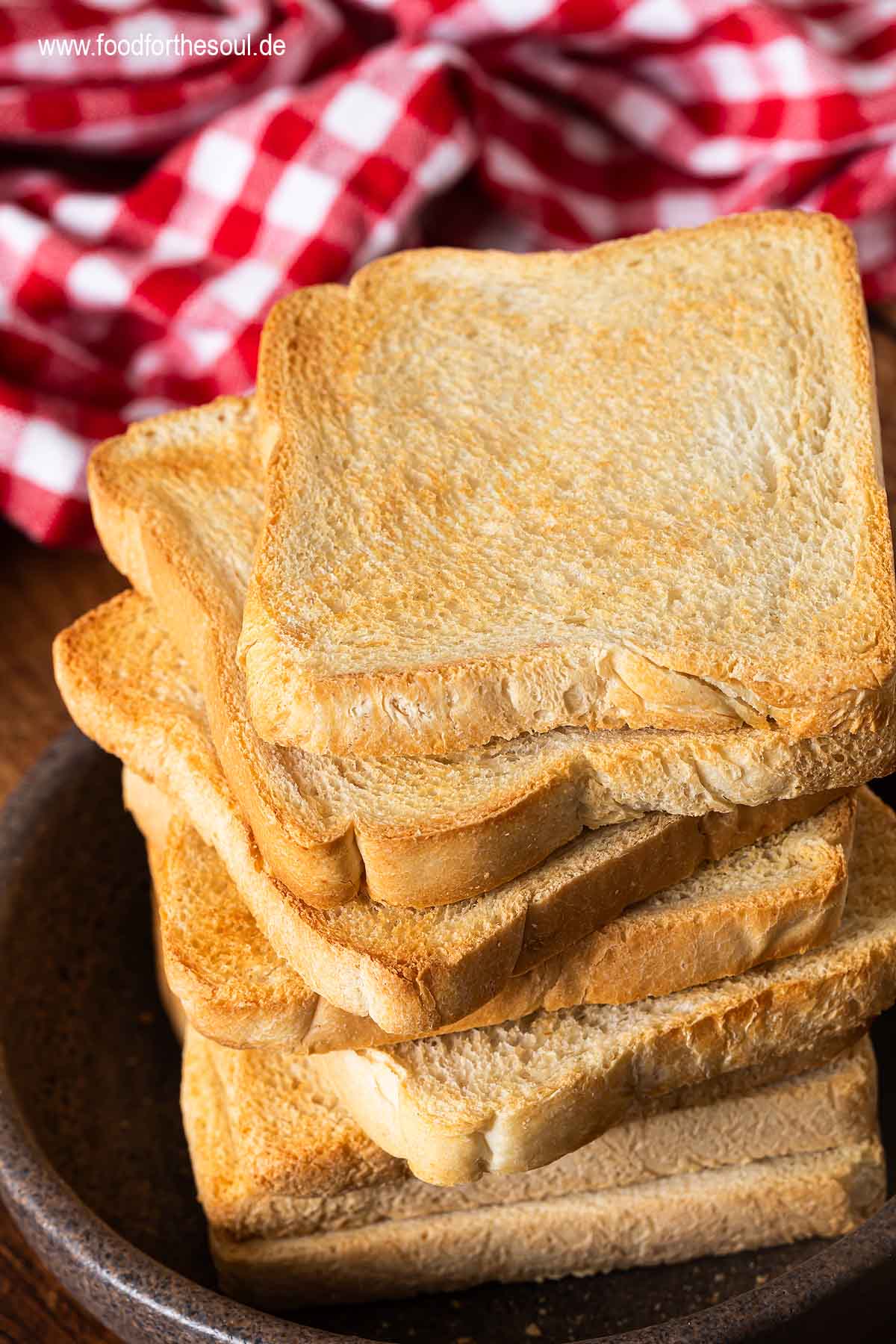Toastbrot im Airfryer getoastet und in einer Schale gestapelt