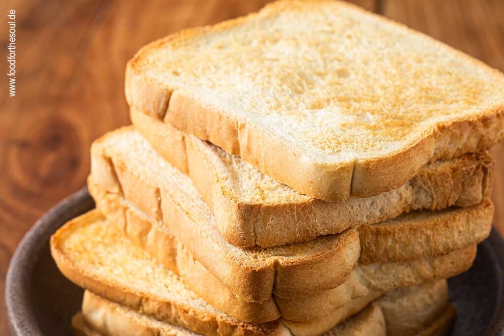 Toastbrot iin der Heißluftfritteuse getoastet und in einer Schale serviert