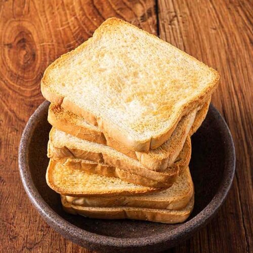 Toastbrot iin der Heißluftfritteuse getoastet und in einer Schale serviert