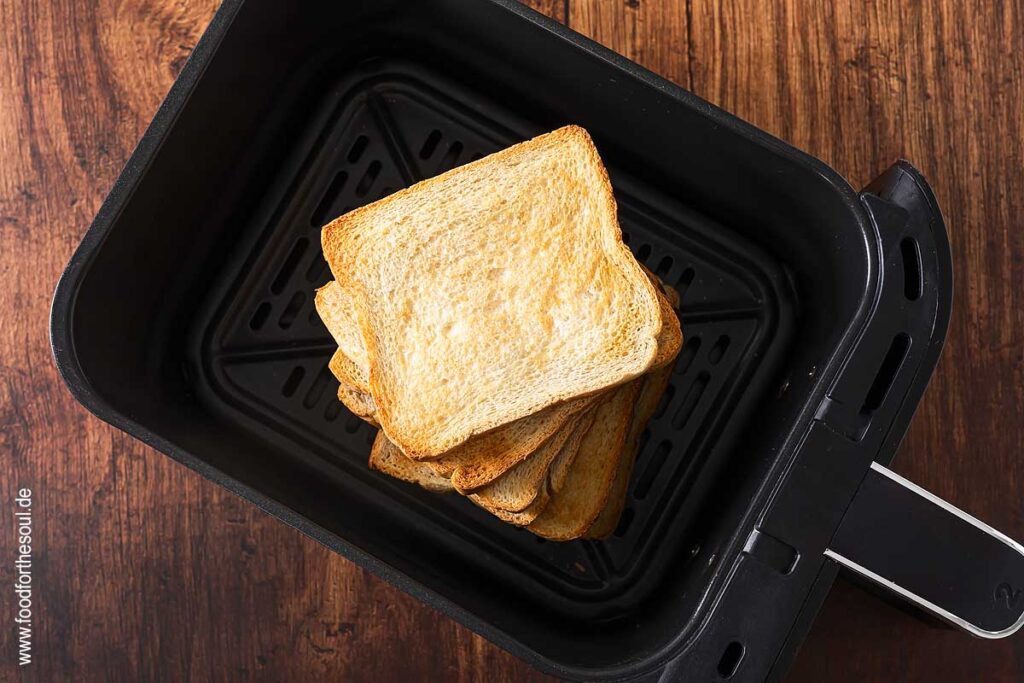 Toastbrot iin der Heißluftfritteuse getoastet und im Frittierkorb gestapelt