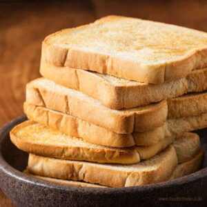 Toastbrot iin der Heißluftfritteuse getoastet und in einer Schale gestapelt
