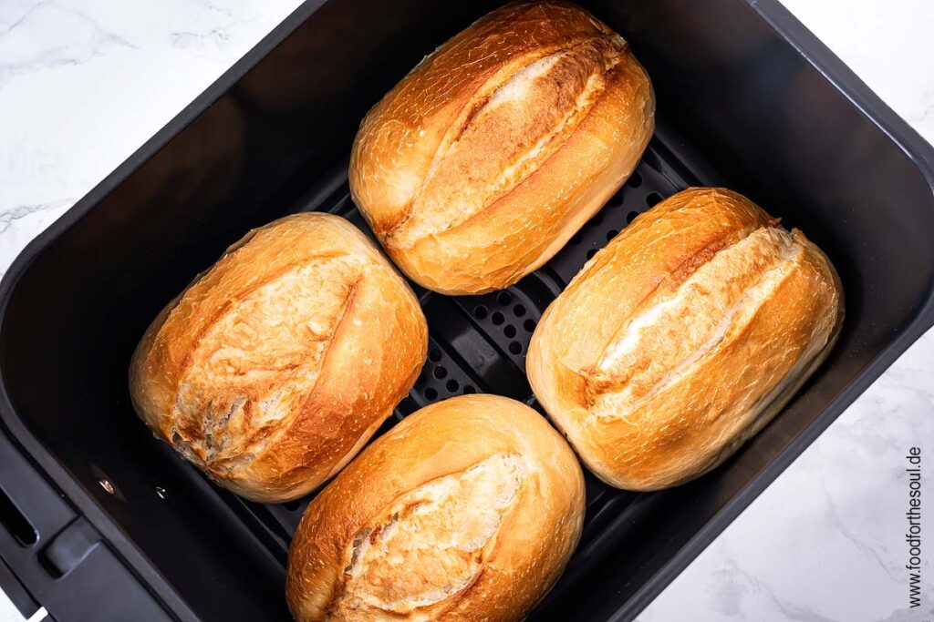 Aufbackbrötchen im Airfryer Frittierkorb des Ninja Foodi Max Dual Zone