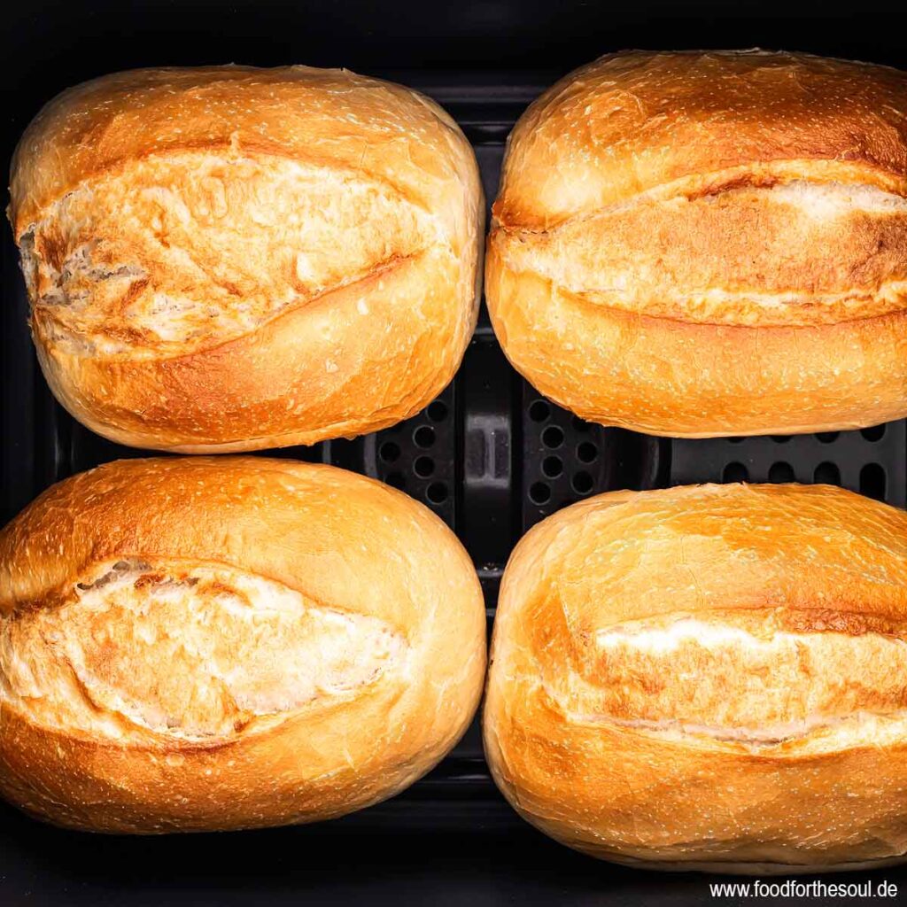 Aufbackbrötchen im Airfryer Frittierkorb des Ninja Foodi Max Dual Zone