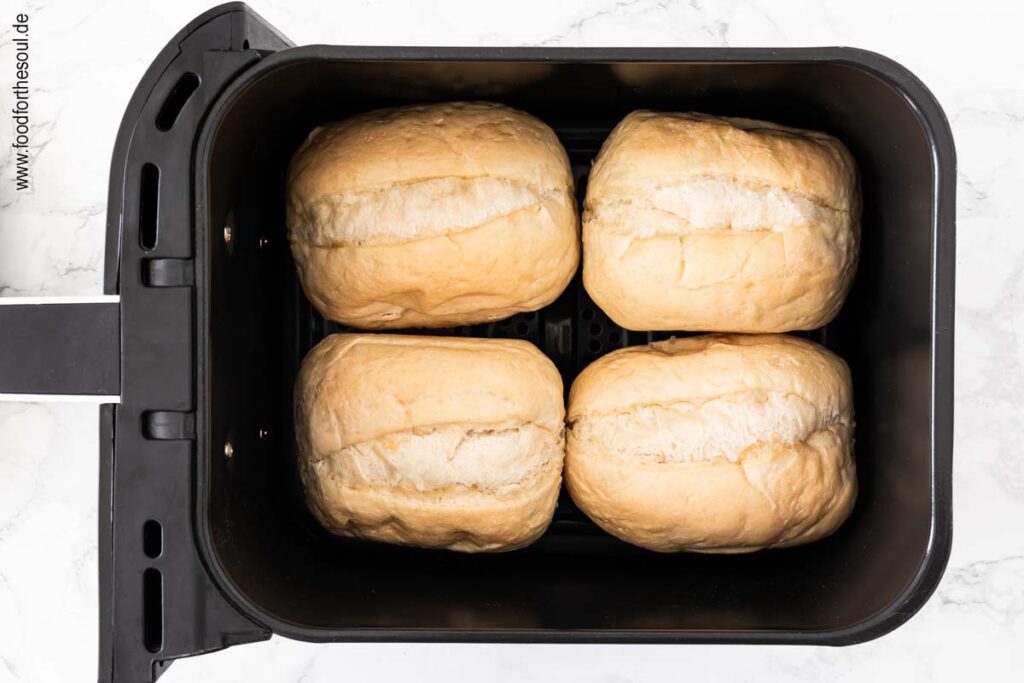 Aufbackbrötchen im Airfryer Frittierkorb des Ninja Foodi Max Dual Zone - Schritt 1