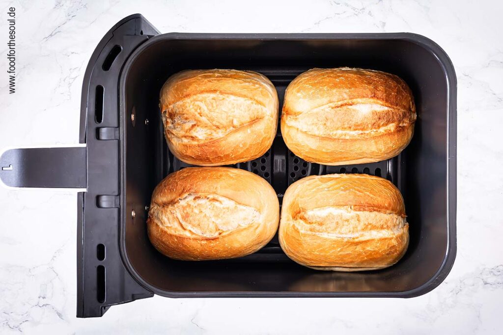 Aufbackbrötchen im Airfryer Frittierkorb des Ninja Foodi Max Dual Zone - Schritt 3