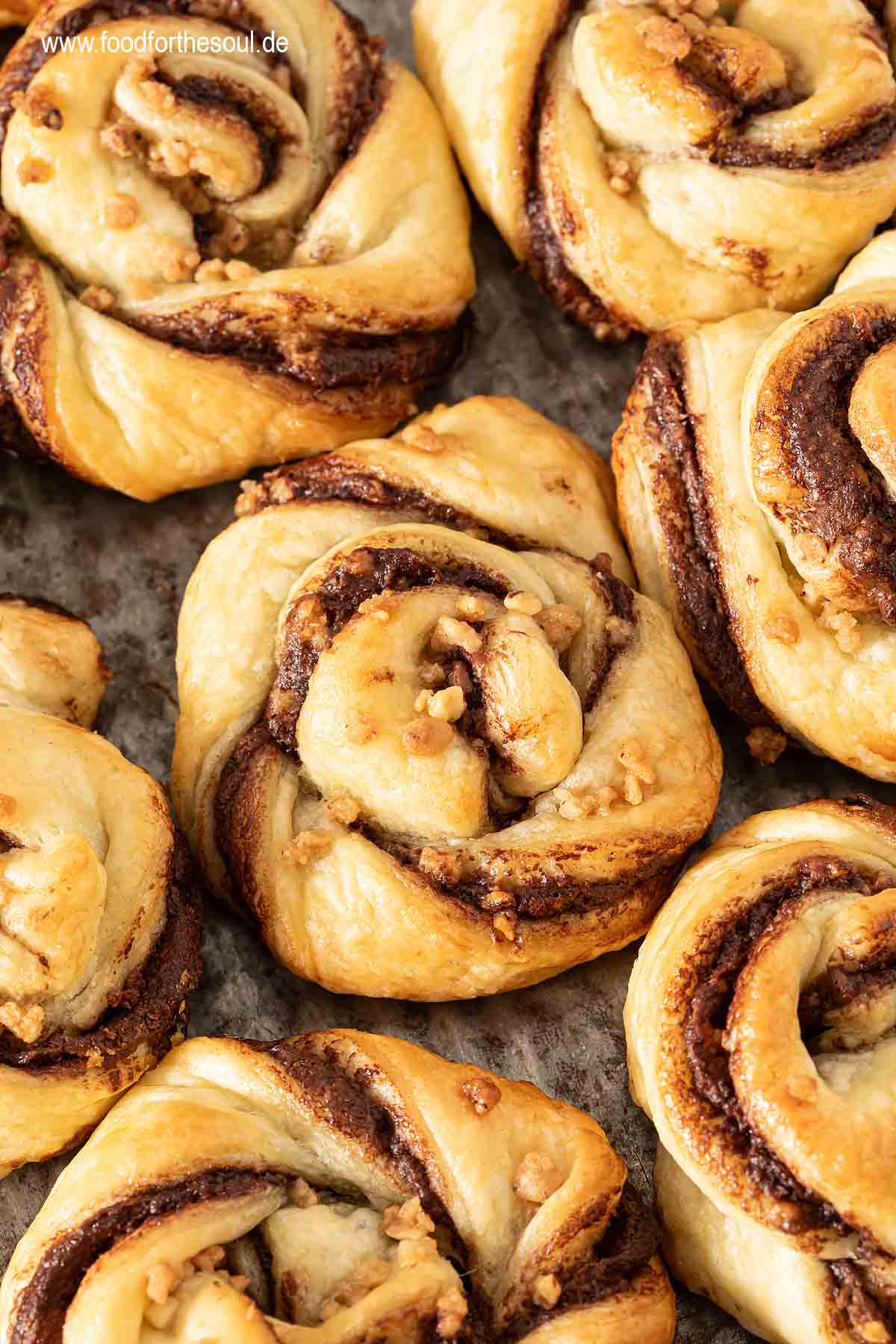 Süße Blätterteig Schnecken mit Nutella und Haselnusskrokant gebacken