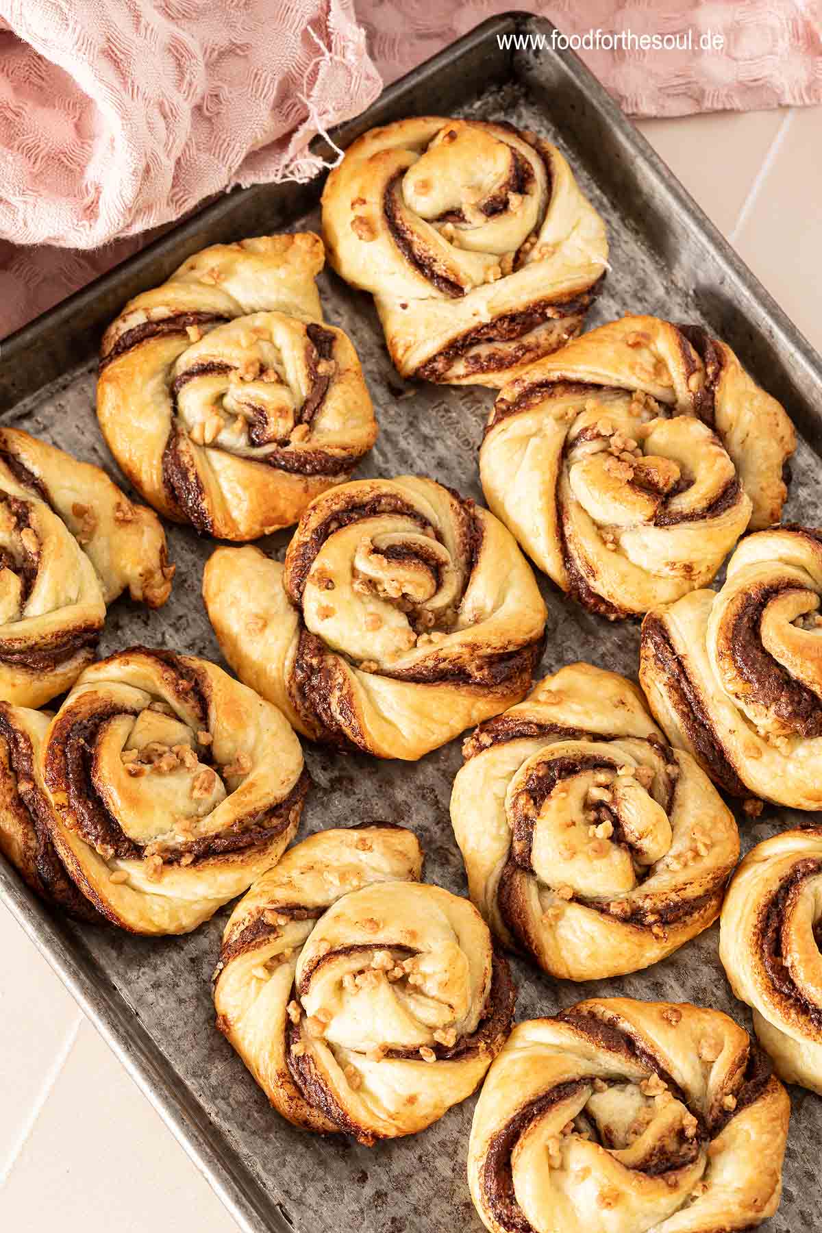 Frische Blätterteig Schnecken mit Nutella auf einem Backblech