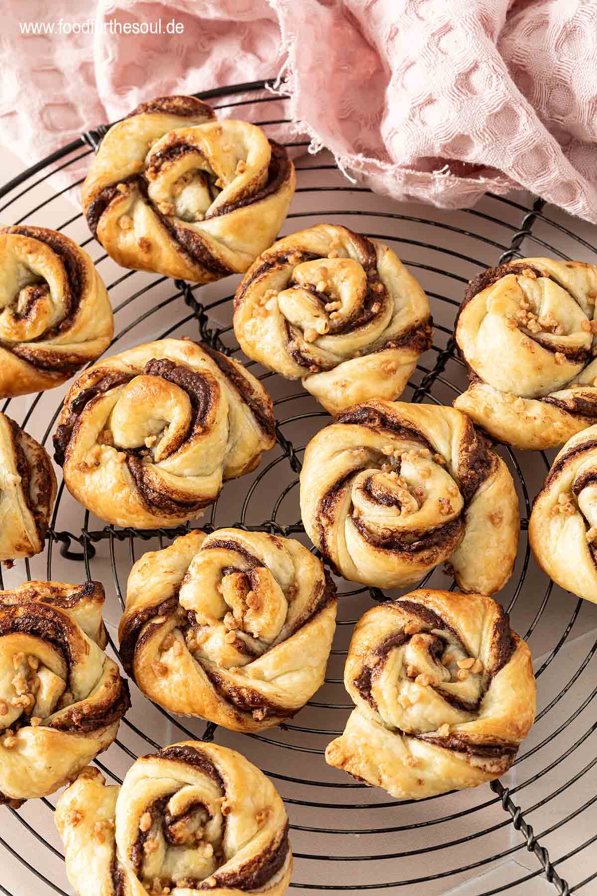 Süße Blätterteig Nutella Schnecken auf einem Abkühlgitter