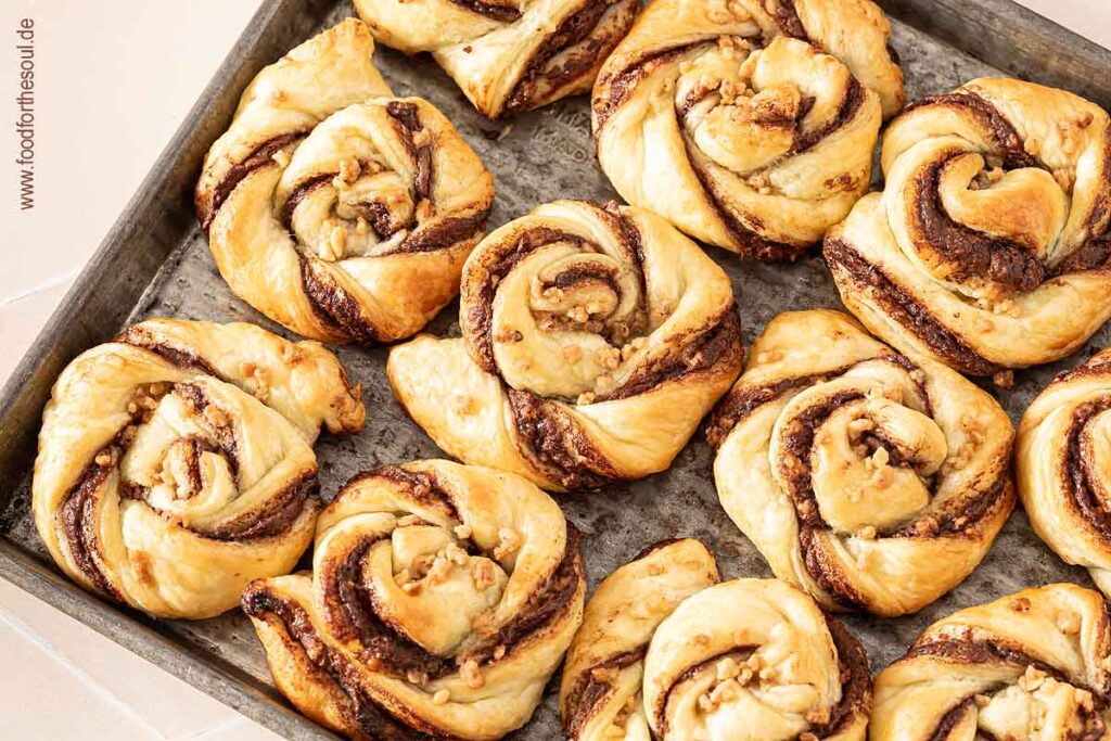 Frische Blätterteig Nutella Schnecken auf einem Backblech