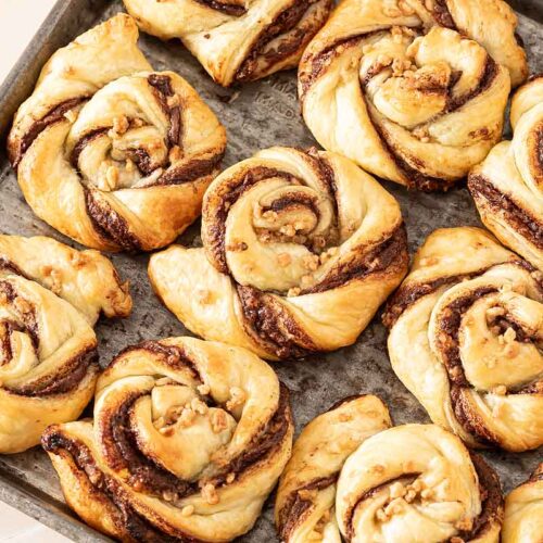 Frische Blätterteig Nutella Schnecken auf einem Backblech