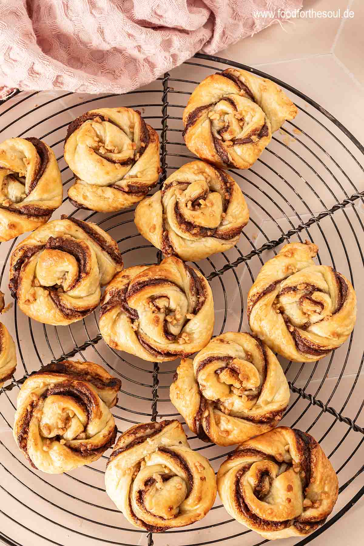 Süße Blätterteig Nutella Schnecken auf einem Abkühlgitter