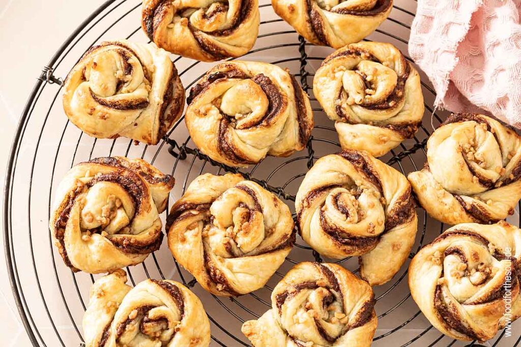 Frische Blätterteig Schnecken mit Nutella auf einem Auskühlgitter