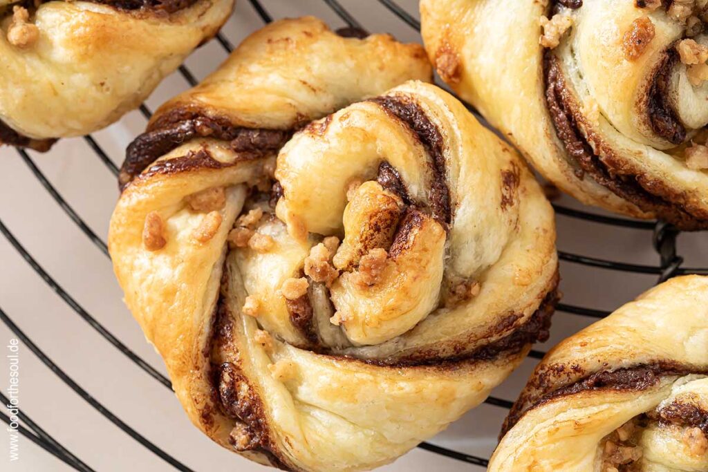 Frische Blätterteig Schnecken mit Nutella auf einem Auskühlgitter