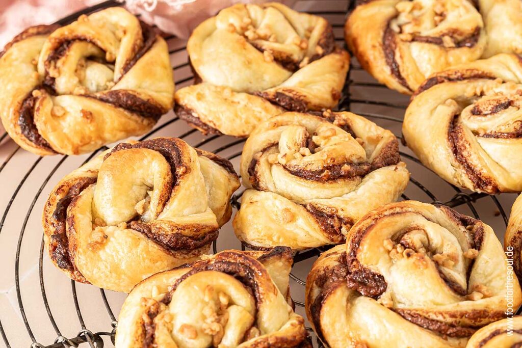 Frische Nutella Schnecken mit Blätterteig auf einem Auskühlgitter