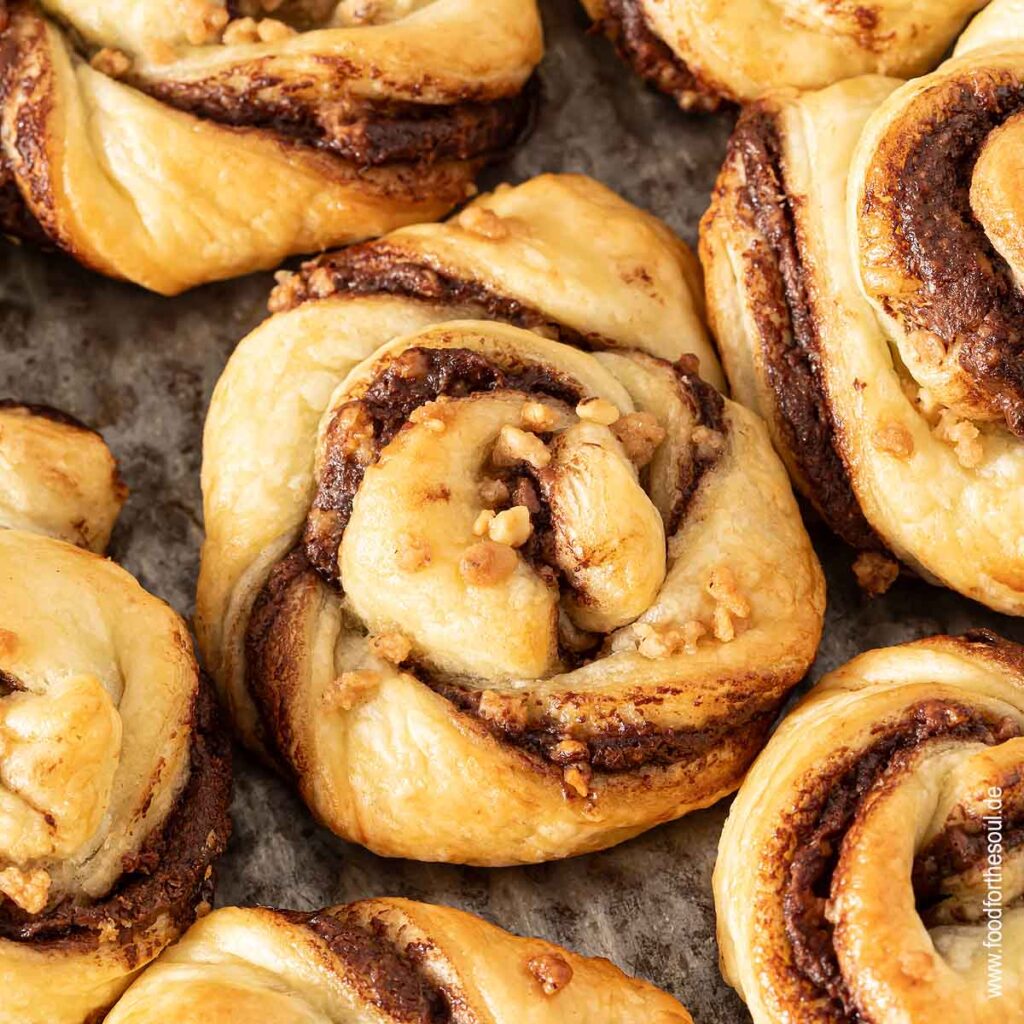 Frisch gebackene Blätterteigschnecken mit Nutella und Haselnusskrokant